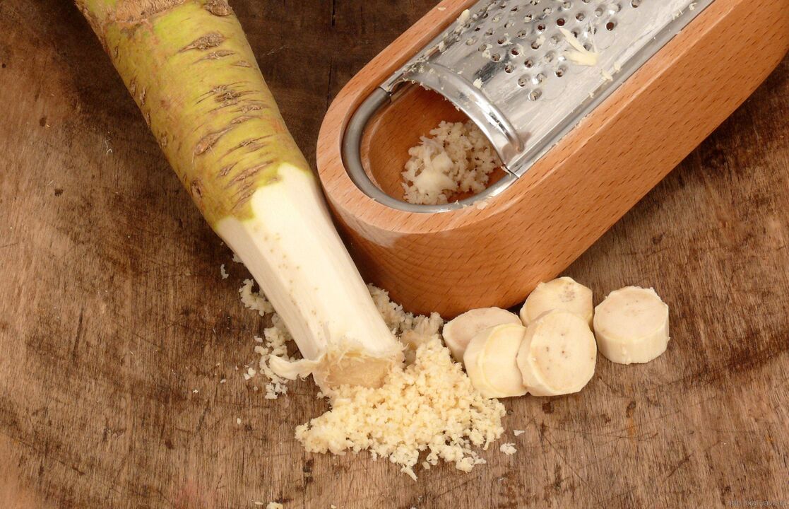 Geriebene Meerrettichwurzel zur Zubereitung einer medizinischen Einreibung bei lumbaler Osteochondrose