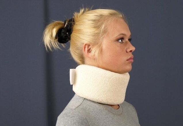 Zur Behandlung der zervikalen Osteochondrose sollten Frauen ein Shants-Halsband tragen